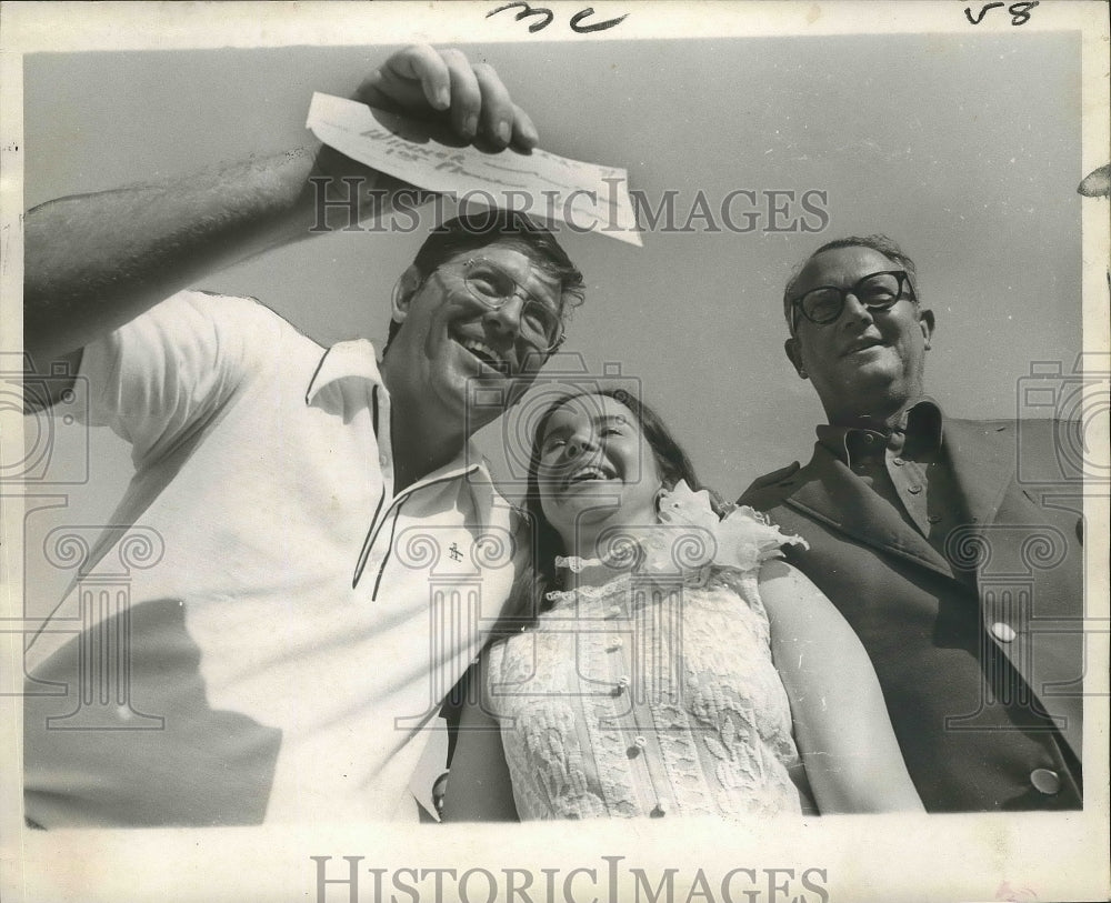 1971 Press Photo Frank Beard Holds a Check with Odessa Rutler and Charles Rosen- Historic Images