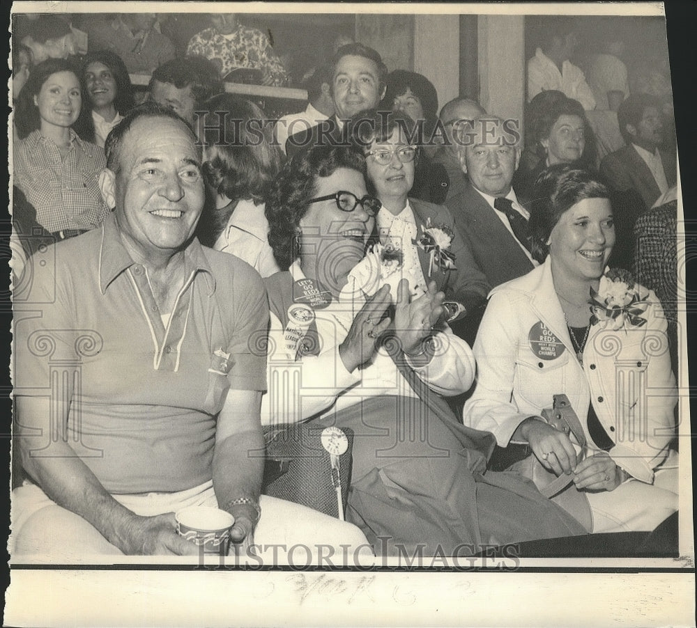 1975 Press Photo Mr. and Mrs. Ted Bench, Parents of Baseball Star Johnny Bench- Historic Images