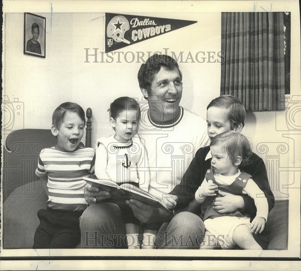 1972 Press Photo George Andrie, Dallas Cowboys Football Player with Children- Historic Images