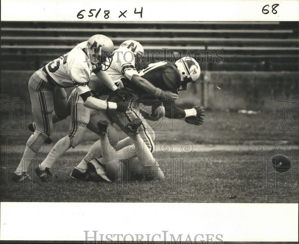 1981 Press Photo Football - Tulane&#39;s Carl Ambrose Surrounded by Nicholl State- Historic Images