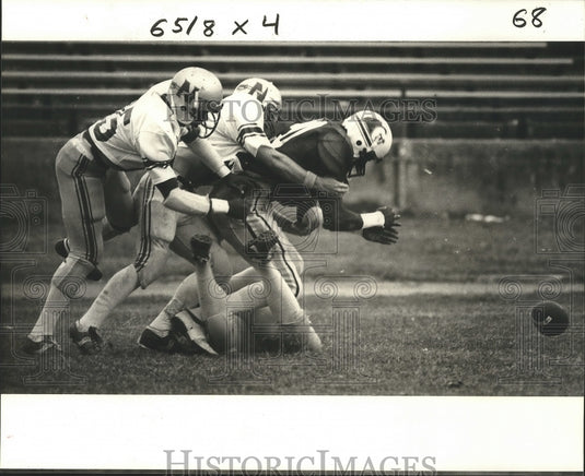 1981 Press Photo Football - Tulane's Carl Ambrose Surrounded by Nicholl State- Historic Images