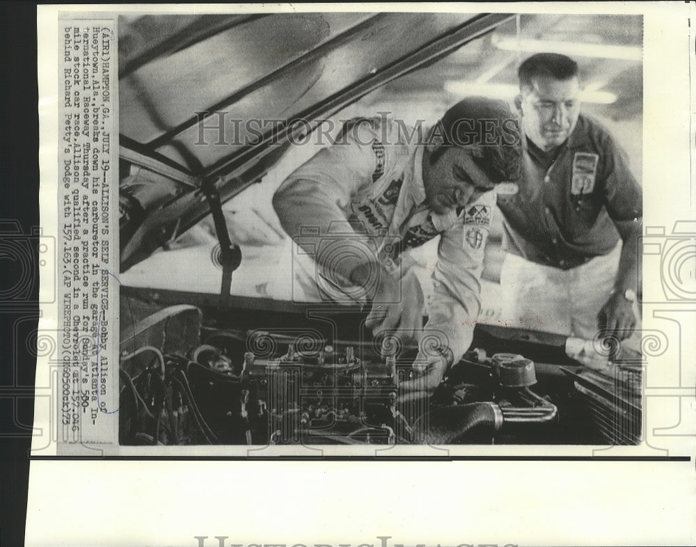 1973 Press Photo Car Racing - Bobby Alison Works on Car at Atlanta Raceway- Historic Images