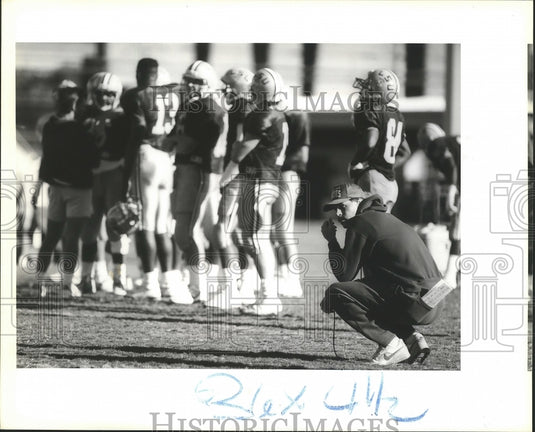 1990 Press Photo Mike Archer Louisiana State Head at Practice with Players- Historic Images
