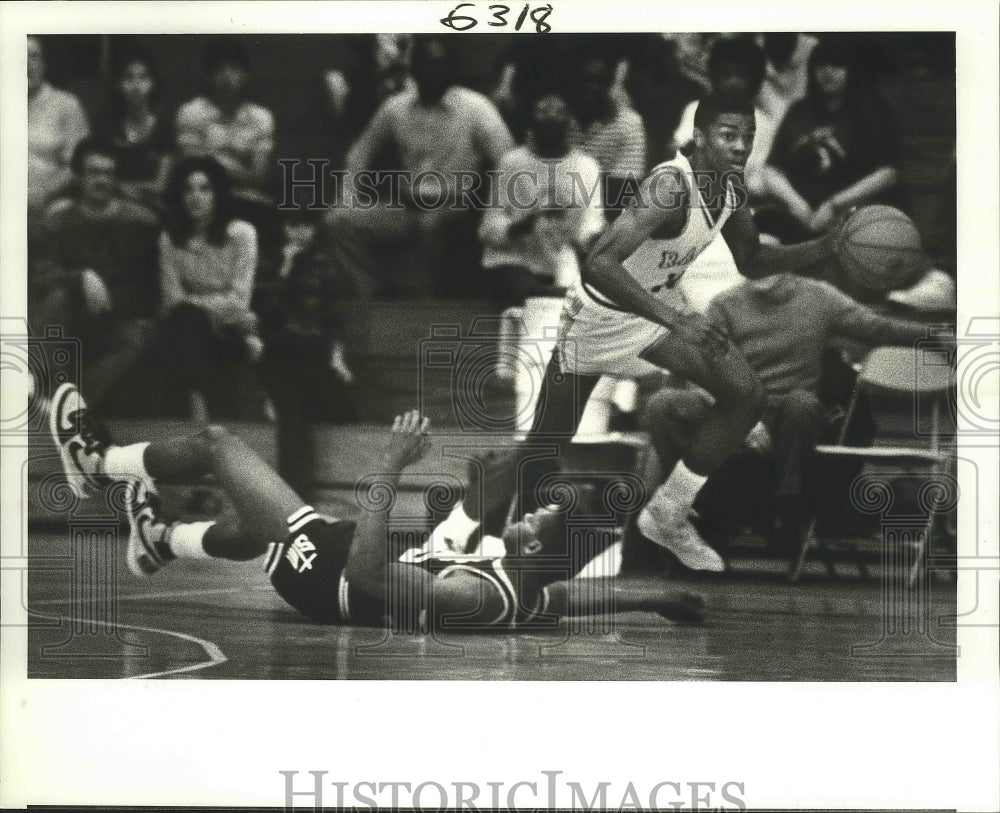 1986 Press Photo Basketball - Redeemer&#39;s Terrance Bazile and More&#39;s John Simpson- Historic Images