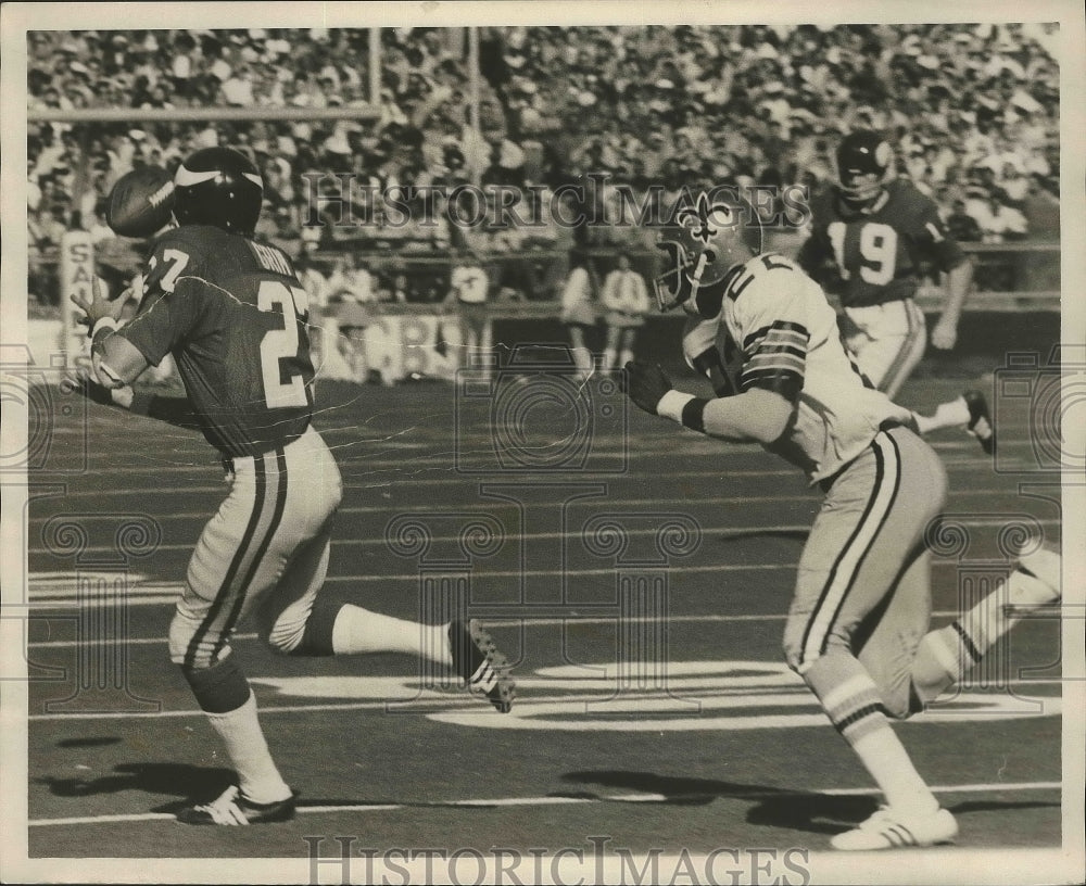 1971 Press Photo Saints Football Player Goes for a Tackle on the Field- Historic Images