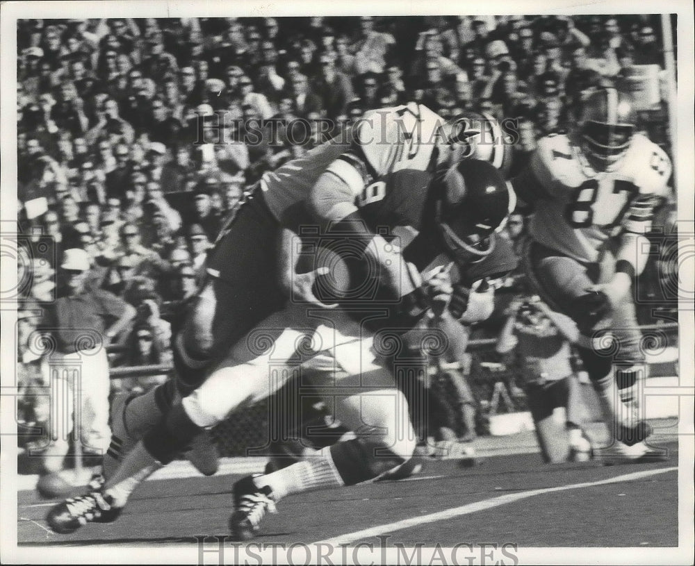 1971 Press Photo Saints Football Player Tackles Opponent on the Field- Historic Images