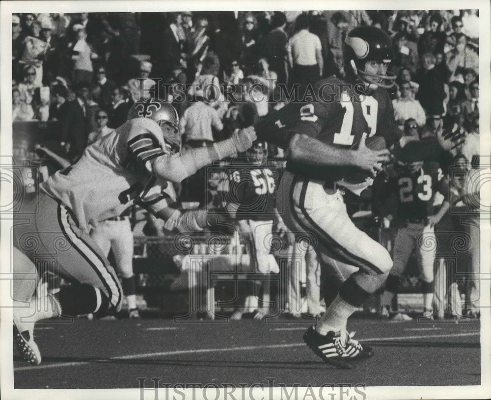 1971 Press Photo Saints Football Player Grabs Opponent on the Field at Game- Historic Images