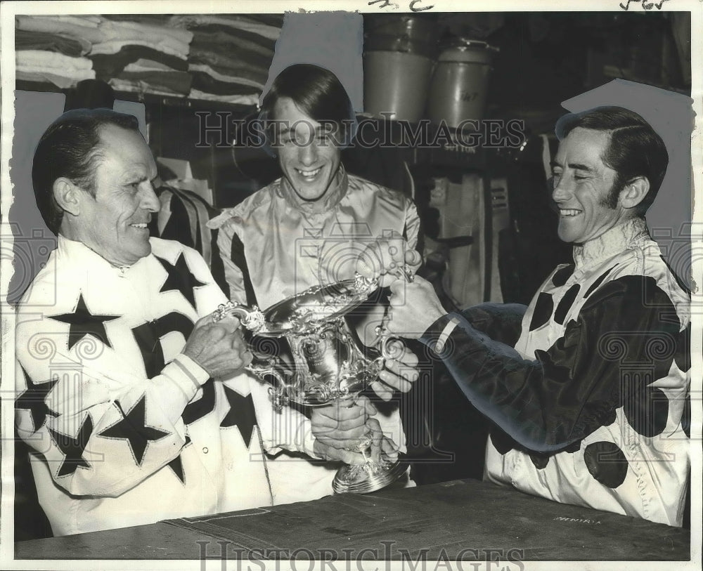 1972 Press Photo Fair Grounds Jockey Robert L. Baird with Others and Trophy- Historic Images