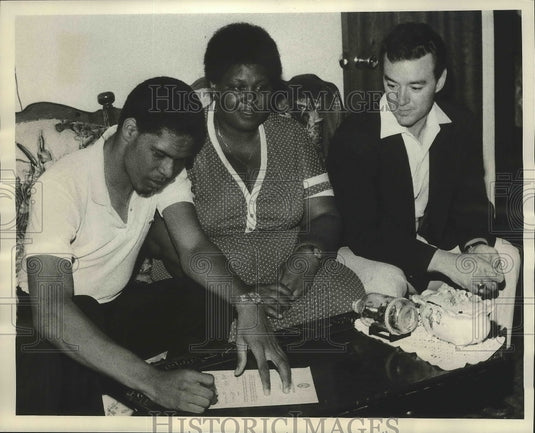 1981 Press Photo Joe Barcelona, J. T. Curtis Signs Player - nos04133- Historic Images