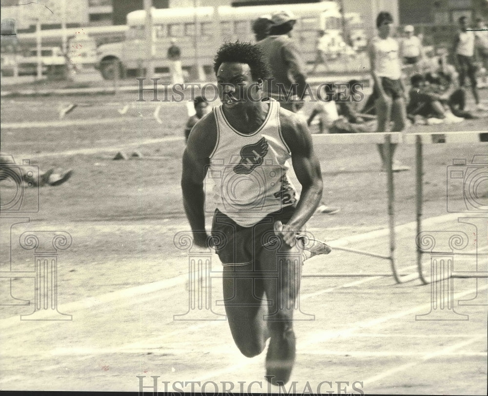 1981 Press Photo Sam Bailey, West Jefferson High School Hurdler at Track Meet- Historic Images