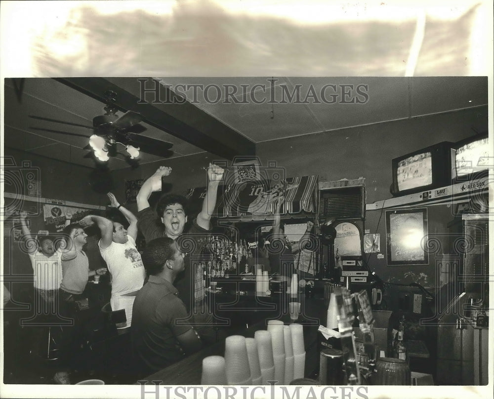 1988 Press Photo New Orleans Saints Fans Cheering at a Bar - nos04149- Historic Images