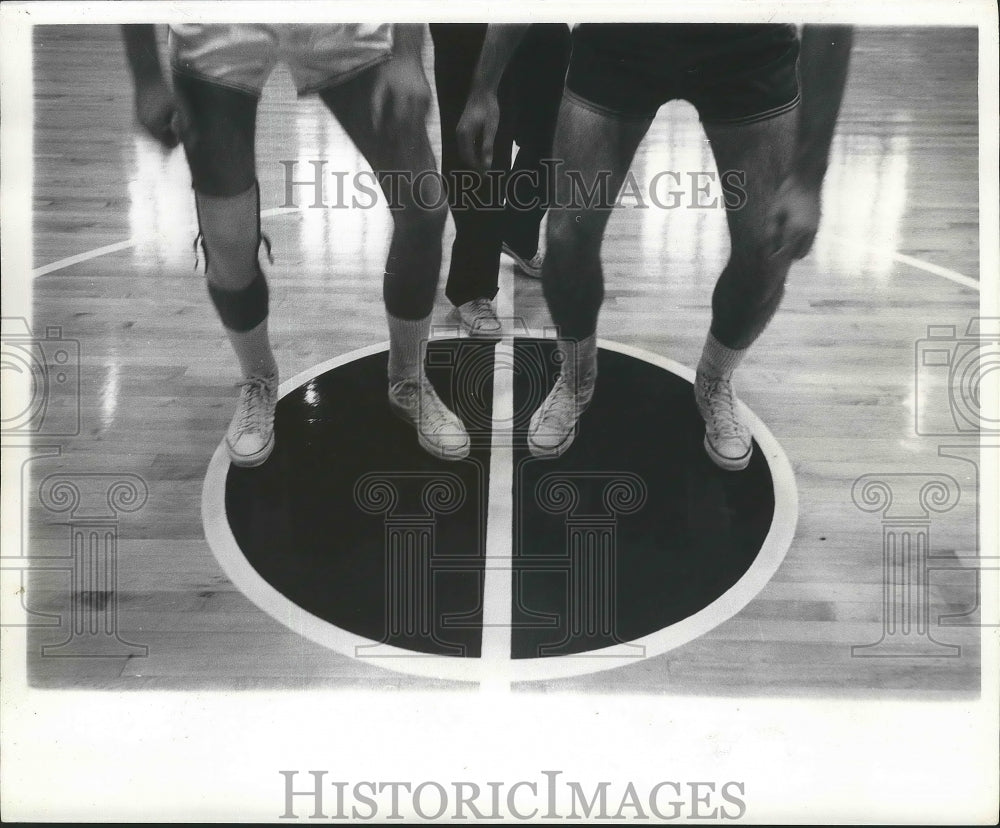 1961 Press Photo Basketball Center Position Players Inside Circle on the Court- Historic Images