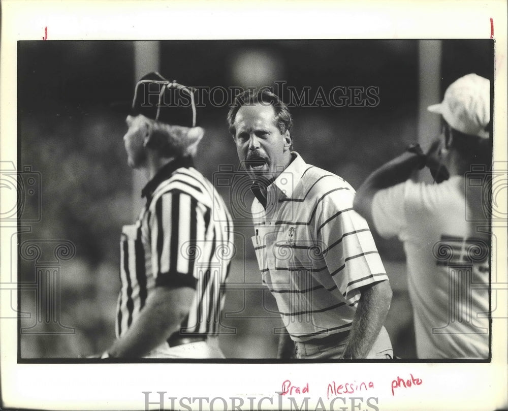 1989 Press Photo Mike Archer, Football Coach Shouts at Referee at Game- Historic Images