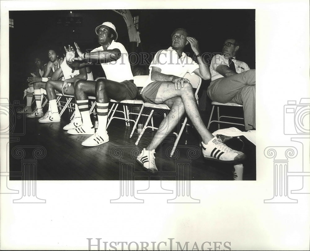 1978 Press Photo Elgin Baylor with Basketball Players and Others - nos04203- Historic Images