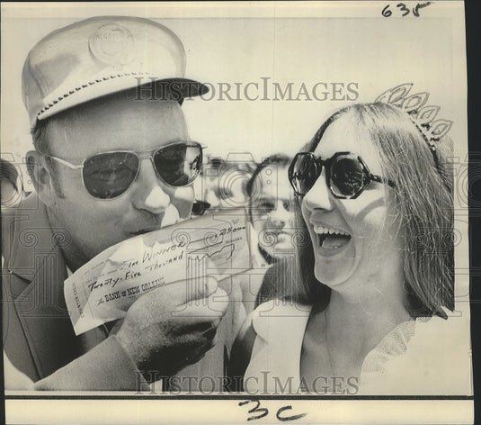 1970 Press Photo Golfer Miller Barber Kisses Winning Twenty Five Thousand Check- Historic Images