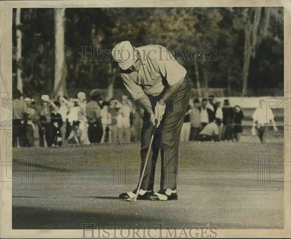 1970 Press Photo Golfer Miller Barber Puts on the Greens - nos04232- Historic Images