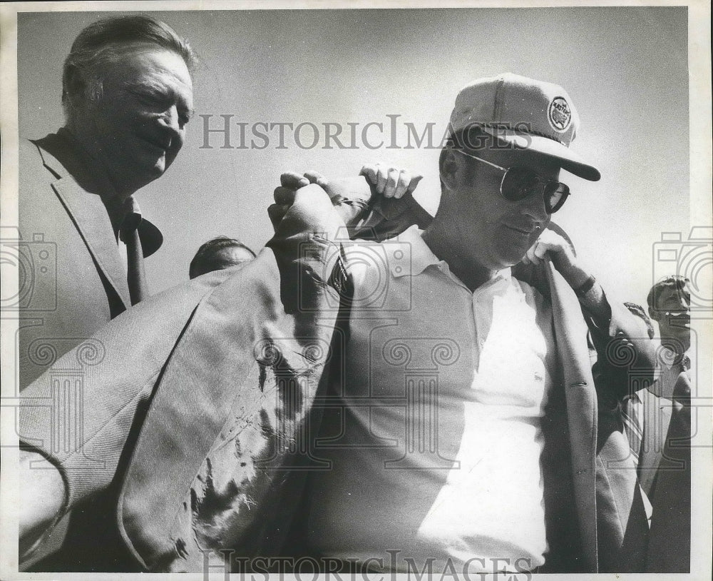 1970 Press Photo Miller Barber, Greater New Orleans Open Champion Receives Coat- Historic Images