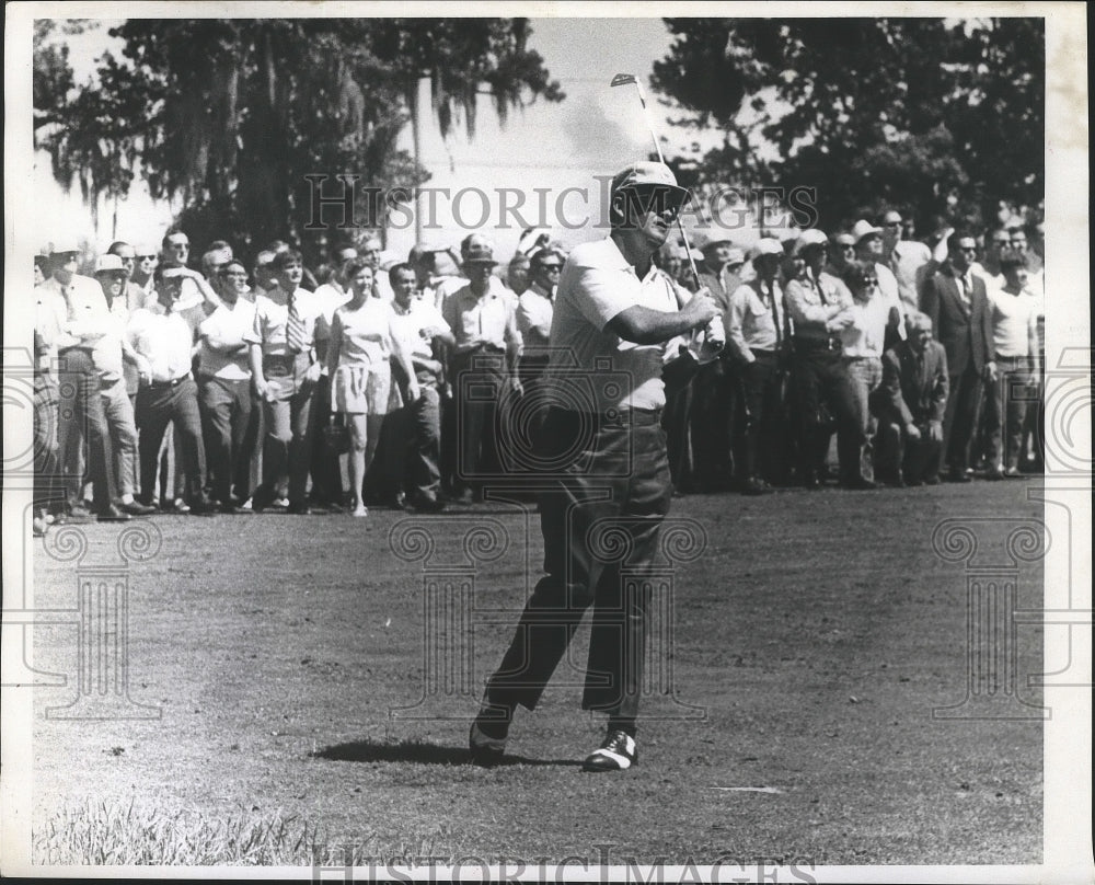 1970 Press Photo Miller Barber at Greater New Orleans Open with On Lookers- Historic Images