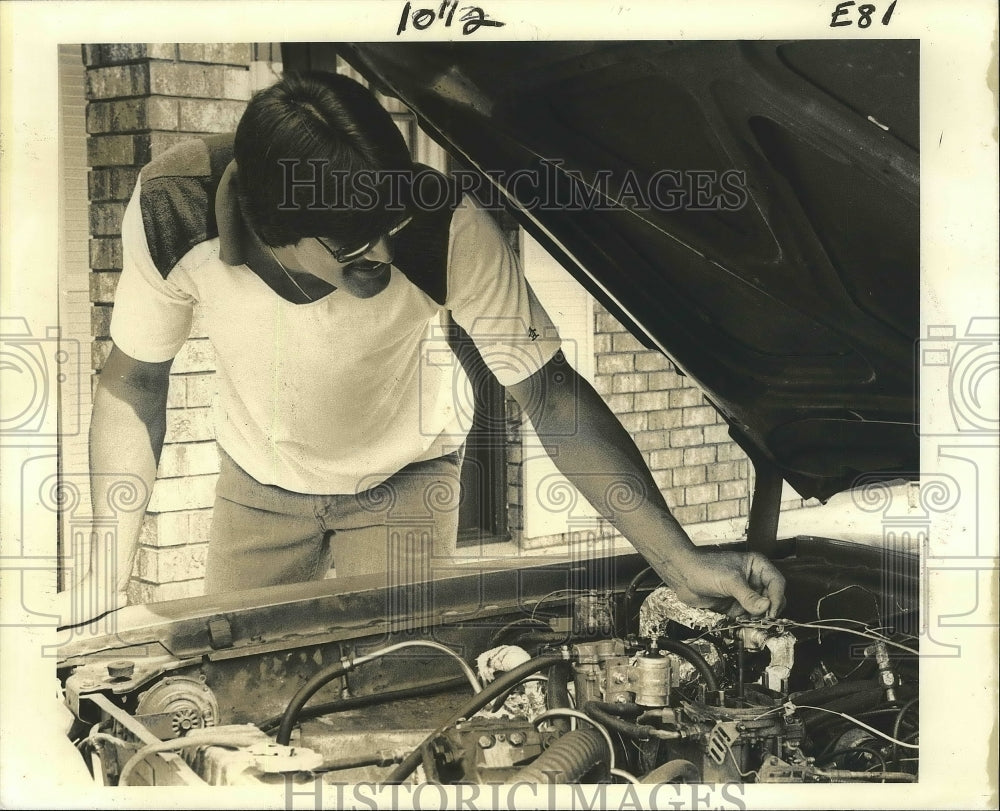1982 Press Photo Gary Barbaro Working on Car Under the Hood - nos04260- Historic Images