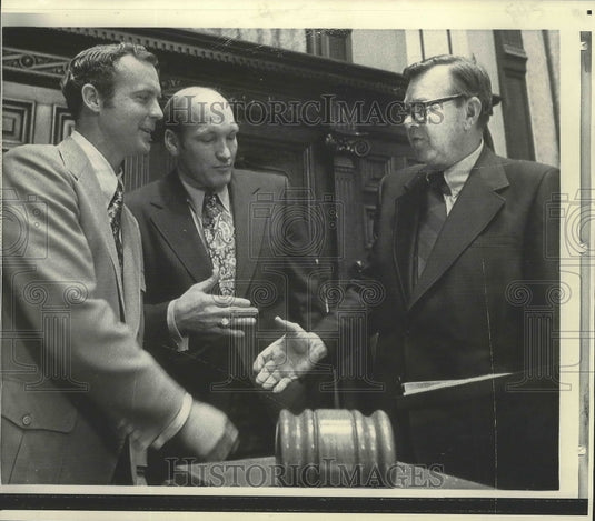 1971 Press Photo Maxie Baughan Shakes Hands with Other Men - nos04278- Historic Images