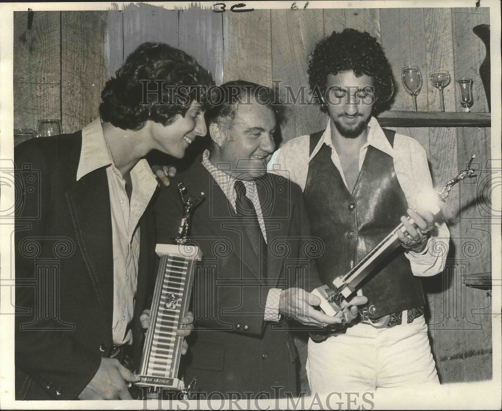 1974 Press Photo Tulane Tennis Winners with Coach Roy Bartlett and Trophies- Historic Images