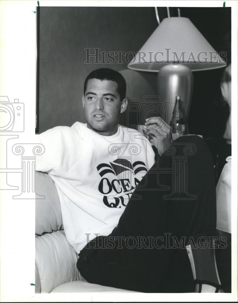 1989 Press Photo Matt Biondi at his Meridien Hotel Room - nos04333- Historic Images