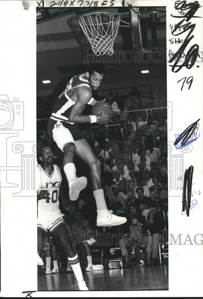 1980 Press Photo Micah Blunt, Tulane Basketball Player at Privateers Gym Game- Historic Images