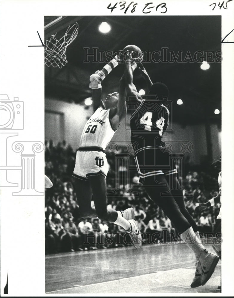 1979 Press Photo Micah Blunt, Tulane Basketball Player and Player Luther Acker- Historic Images