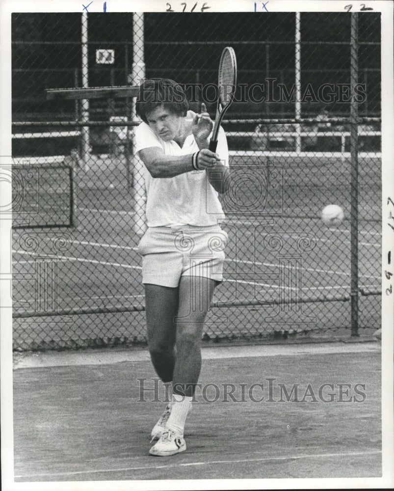 1977 Press Photo Padge Bolton, Tennis Player on the Courts - nos04426- Historic Images