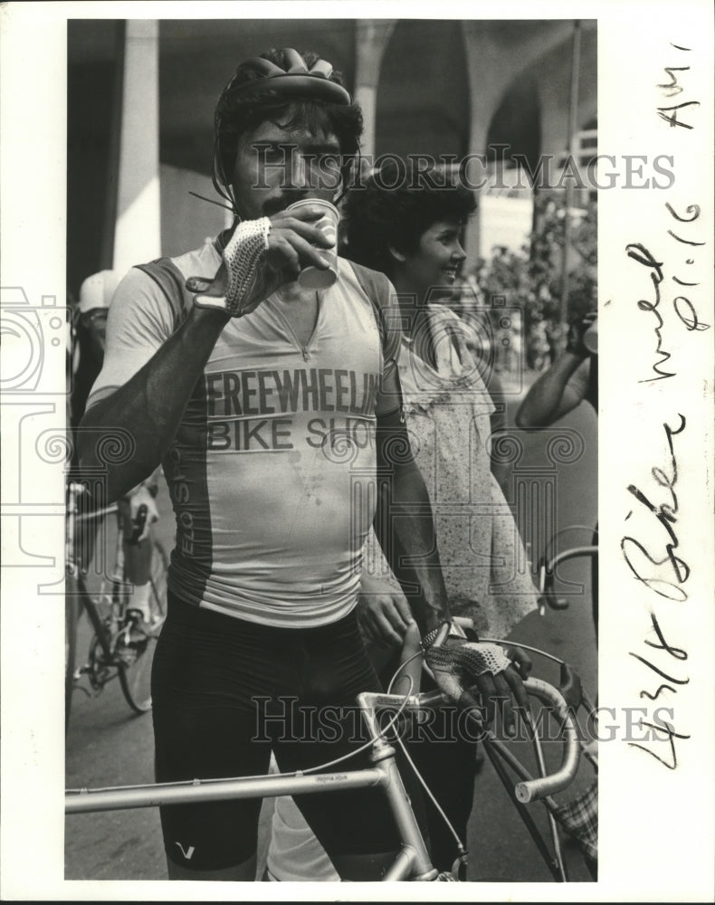 1983 Press Photo Cycling - Tony Chamorro Drinks After Winning Grand Prix Race- Historic Images