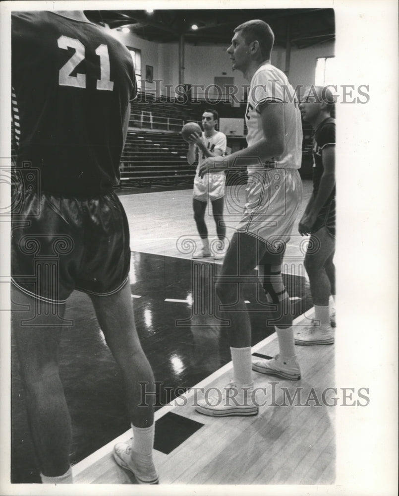 1961 Press Photo Basketball - Tulane&#39;s Jim Kerwin at Free Throw Line - nos04496- Historic Images