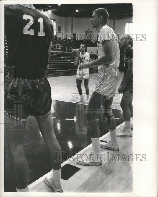 1961 Press Photo Basketball - Tulane's Jim Kerwin at Free Throw Line - nos04496- Historic Images