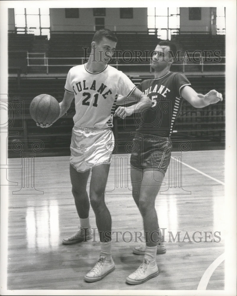 1964 Press Photo Basketball - Tulane&#39;s Bob Davidson &amp; L.V. McGunty Show Fouling- Historic Images