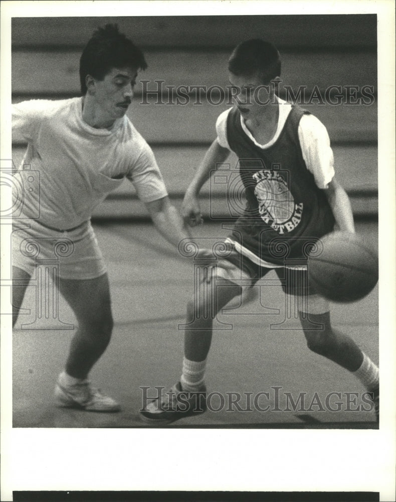 1990 Press Photo Basketball - Slidell Jr. High Student Playing Against a Dad- Historic Images