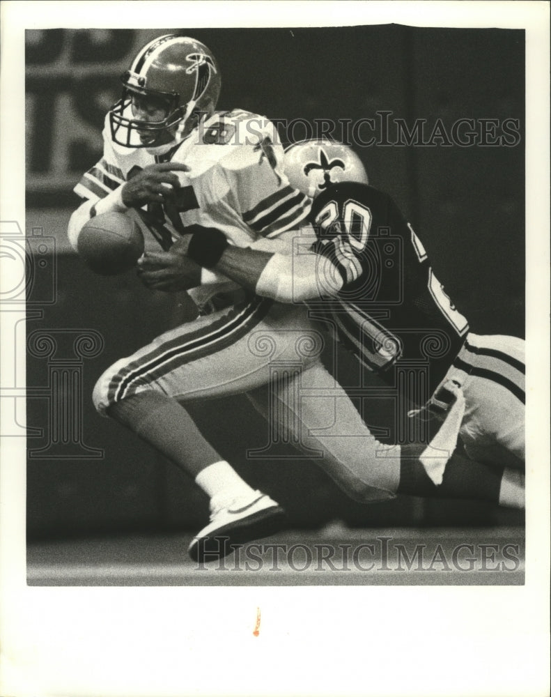 1985 Press Photo New Orleans Saints Football Player Tackles Falcons Runner- Historic Images