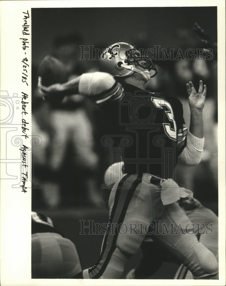 1985 Press Photo New Orleans Saints Quarterback at Passes at Game Against Tampa- Historic Images