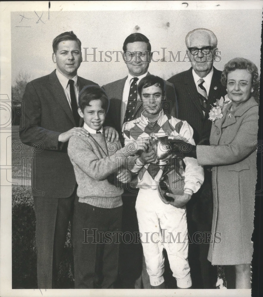 1970 Press Photo Principals in the trophy presentation after Action Getter&#39;s Win- Historic Images