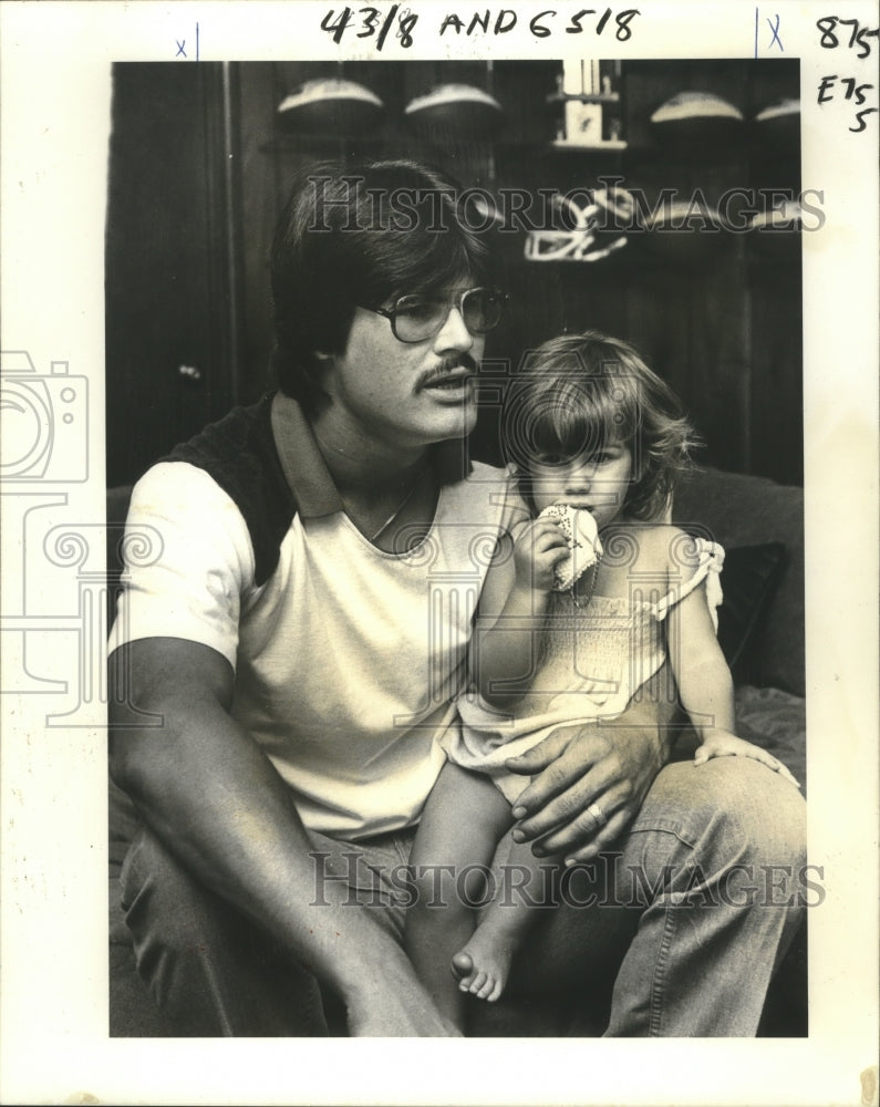 1982 Press Photo National Football League&#39;s Gary Barbaro with Little Girl- Historic Images