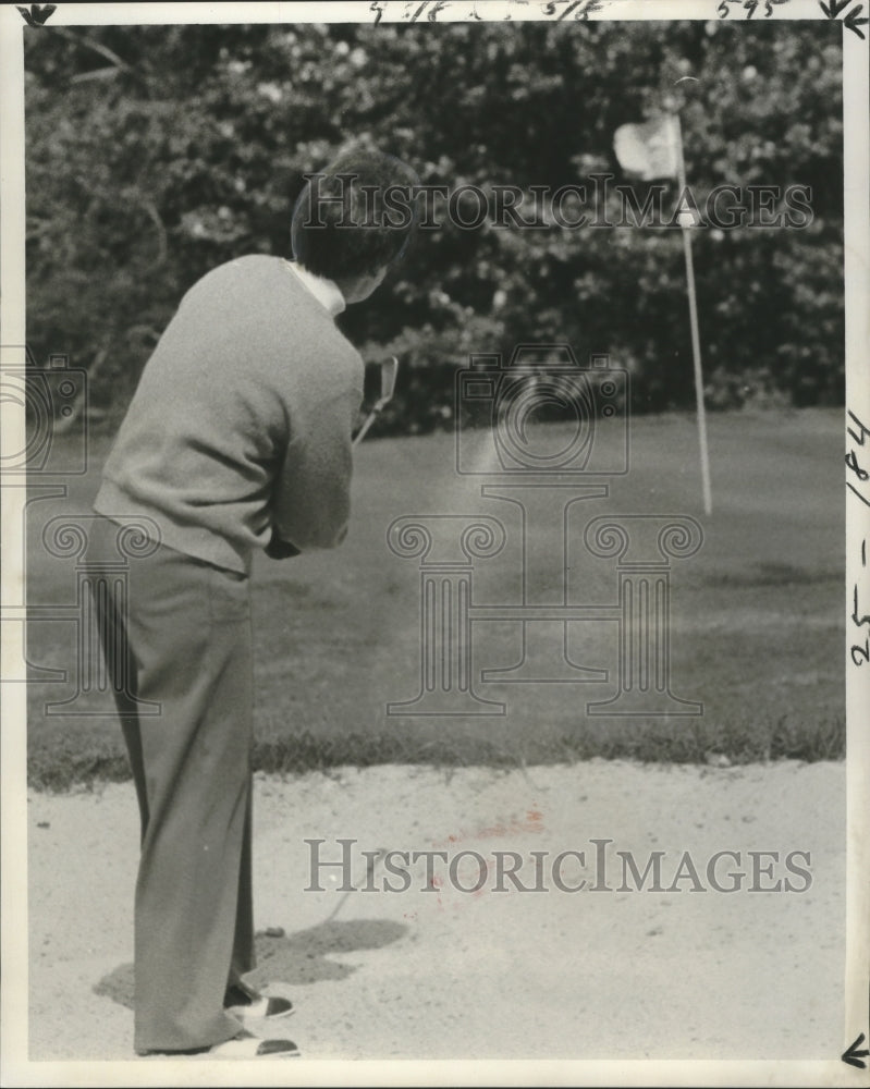 1977 Press Photo Evelyn Boyle has ball dead on the stick in Golf Game- Historic Images