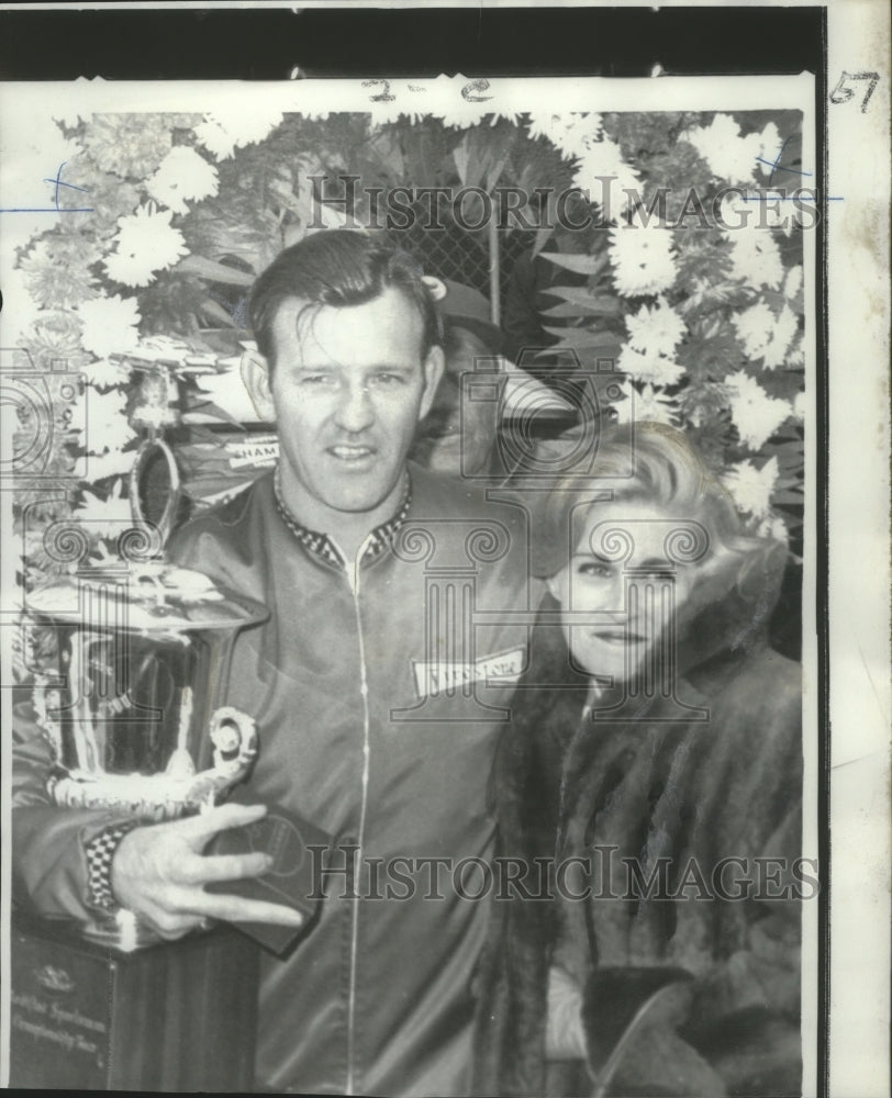 1968 Press Photo Bunkie Blackburn with Woman in Daytone Beach after Race Win- Historic Images