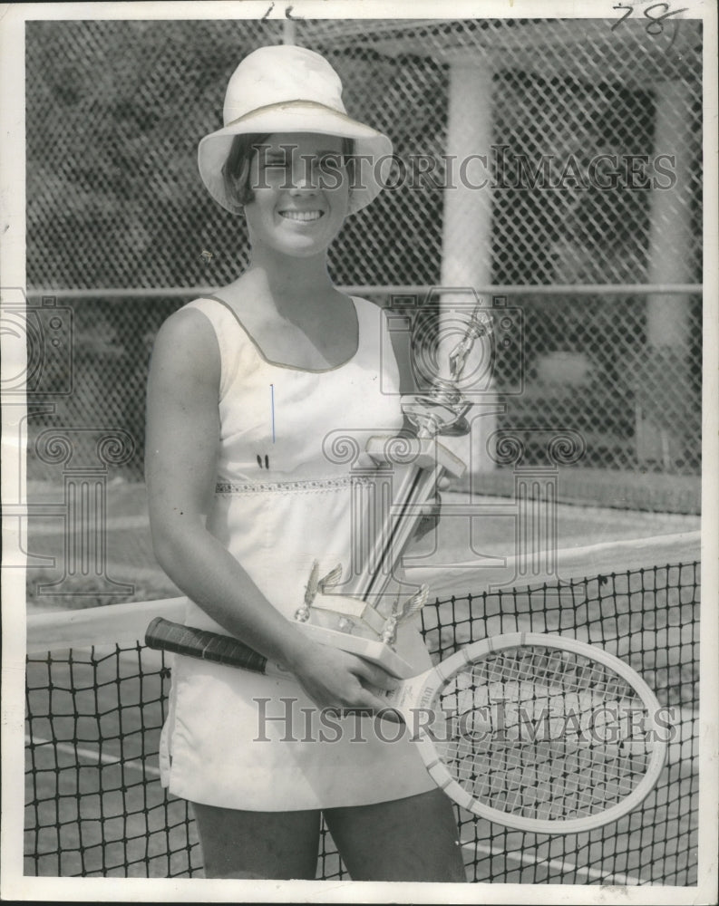 1967 Press Photo Linda Tuero, Tennis Player with Trophy at Tournament- Historic Images