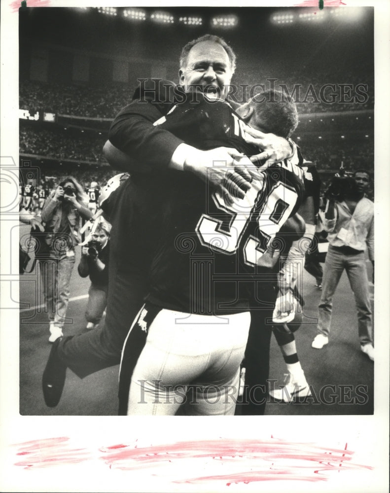 1987 Press Photo Tom Benson, Saints Football Owner Lifted by Player Tony Elliott- Historic Images