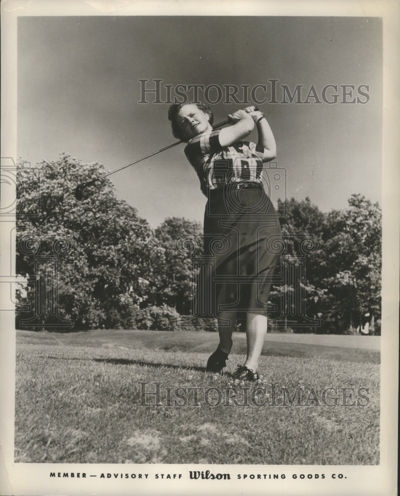 1957 Press Photo Golfer Patty Berg Wings her Wilson Imperial Wood Club- Historic Images