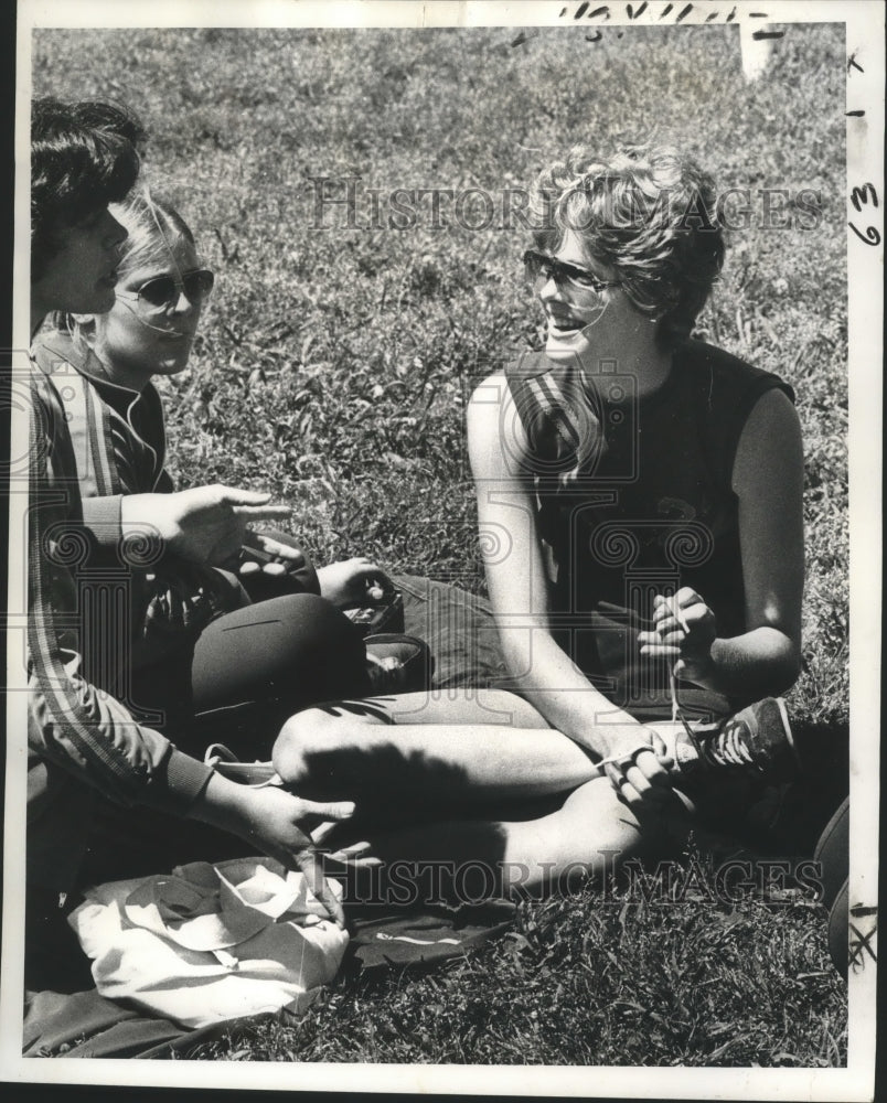 1977 Press Photo Tammy Michel, Terry Gervais &amp; Kim Bindewald Sitting in Grass- Historic Images