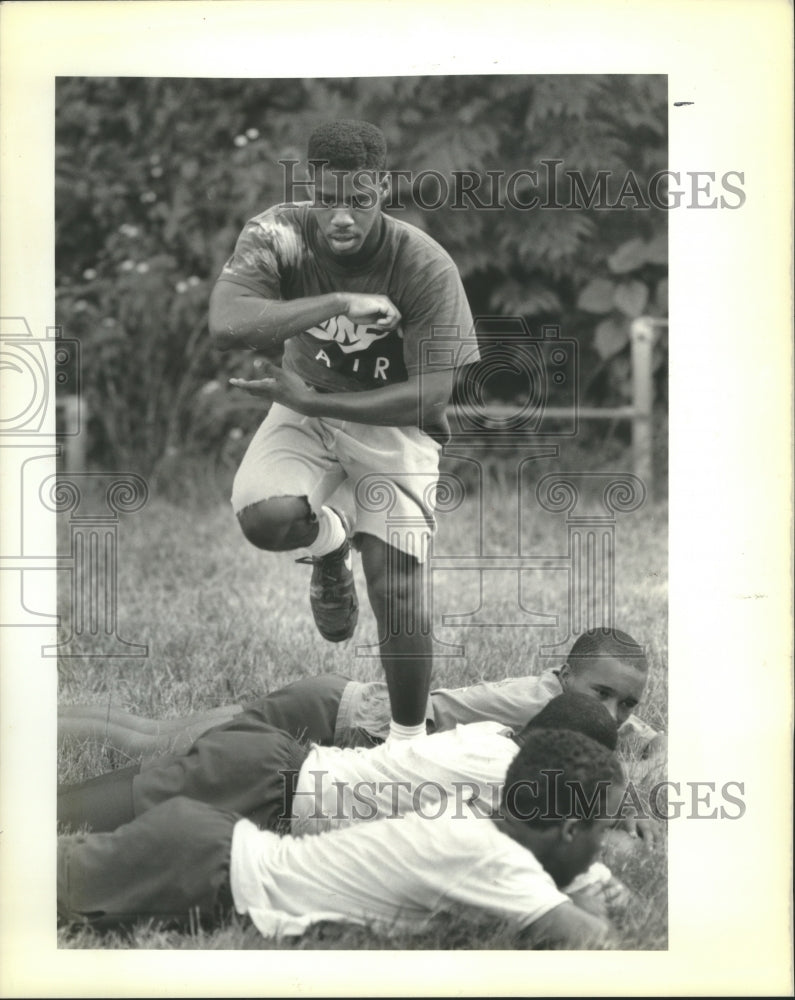 1990 Press Photo Football - McDonogh High&#39;s Maurice Bingham at Summer Camp- Historic Images