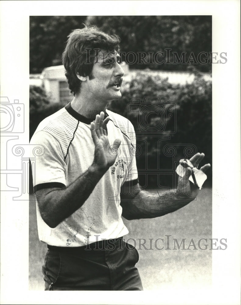 1985 Press Photo Harold Bourgeois, St. John High School Wrestling Coach- Historic Images