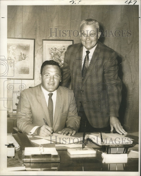 1969 Press Photo Gerald Boudreaux, Tulane Defensive Line Sings Contract- Historic Images