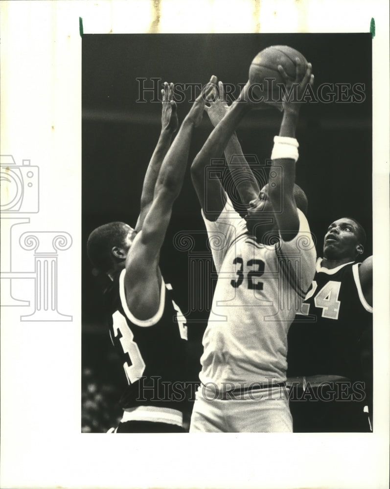 1988 Press Photo Harold Boudreaux, Basketball Player at Game - nos04959- Historic Images