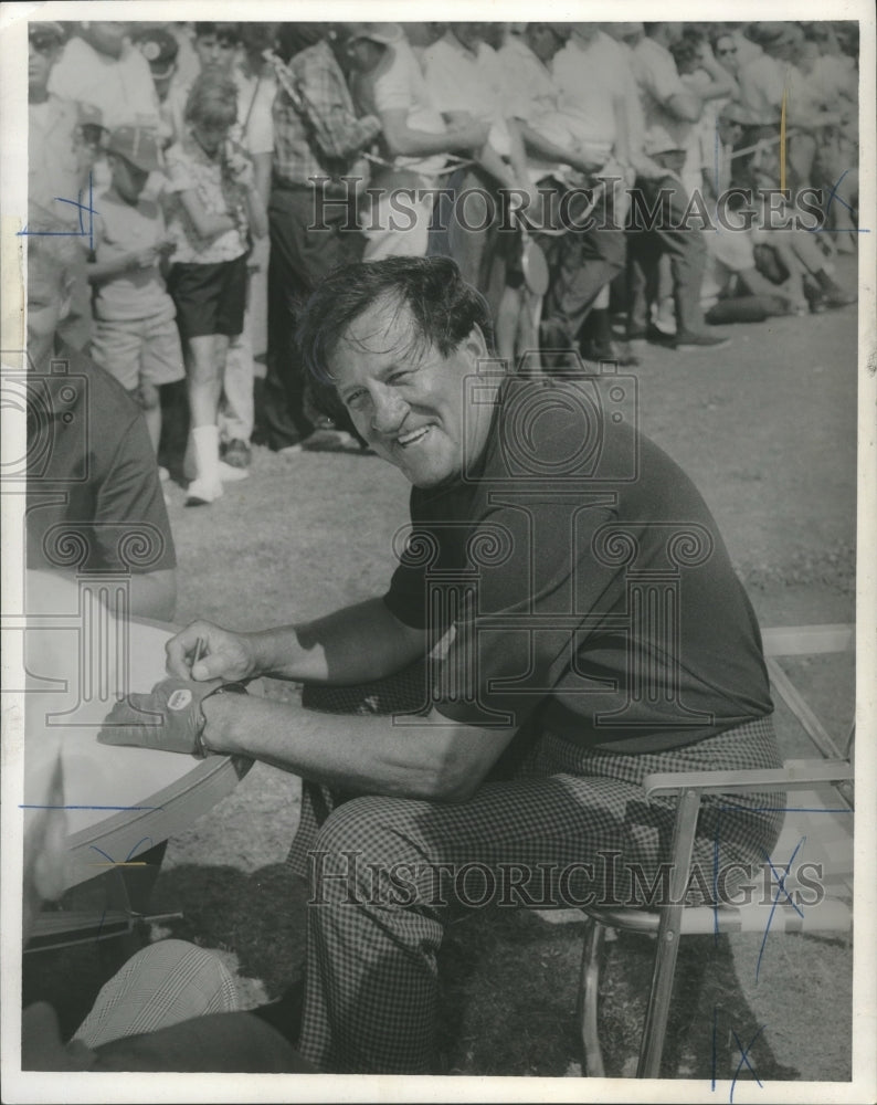 1967 Press Photo Golfer Tommy Bolt at Scorer&#39;s Table with On Lookers - nos05000- Historic Images