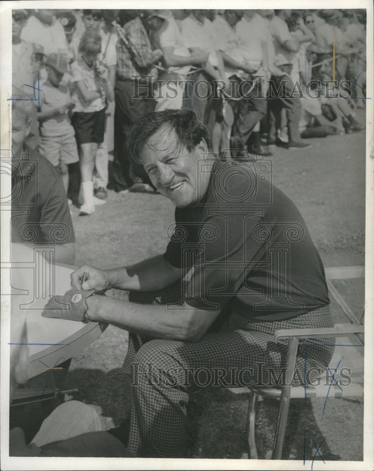 1967 Press Photo Golfer Tommy Bolt at Scorer's Table with On Lookers - nos05000- Historic Images